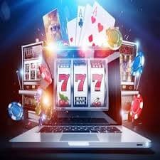 Penggemar sepak bola antusias menyaksikan liga lokal dan bertaruh secara online